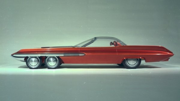 По случай универсалното изложение в Сиатъл през 1962 г. , Ford излага футуристичен прототип, който обобщава в своите обемни форми инженерните мечти на американската автомобилна индустрия от онова време. Преди всичко четирите колела на предната ос, решение, което след това ще бъде предлагано през годините в различни контексти, без изобщо да достигне масово производство. Също така и стъкленият куполен покрив, който обгръща купето и потъмнява в случай на интензивно слънчева светлина. 

Тук се доближаваме до сферата на чистата фантазия, в случая на прочутия Алекс Тремулис. И навлизаме в техническия гичен профил на автомобила, който според декларациите на компанията по онова време, включва първична навигационна система и задвижване с ядрена батерия. Хм! Следователно това е кола мечта в пълния смисъл на думата, която има за цел да обобщи преди всичко амбициите на дизайнерите и проектантите, а не конкретната функционалност. Но пък затова са мечтите &ndash; да се сбъдват. Като в случая с навигацията.